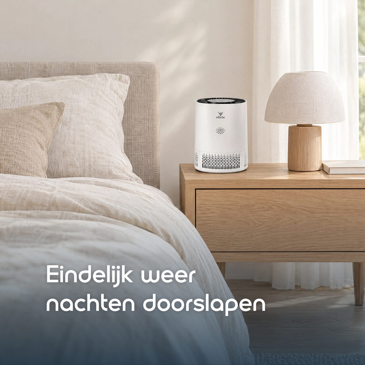 Vibrix PureFlow15 luchtreiniger naast het bed in de slaapkamer voor een betere nachtrust