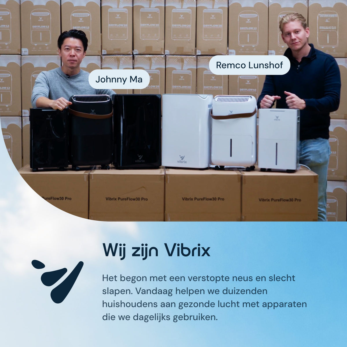 Johnny Ma en Remco Lunshof van Vibrix tussen Vibrix luchtreinigers en luchtontvochtigers