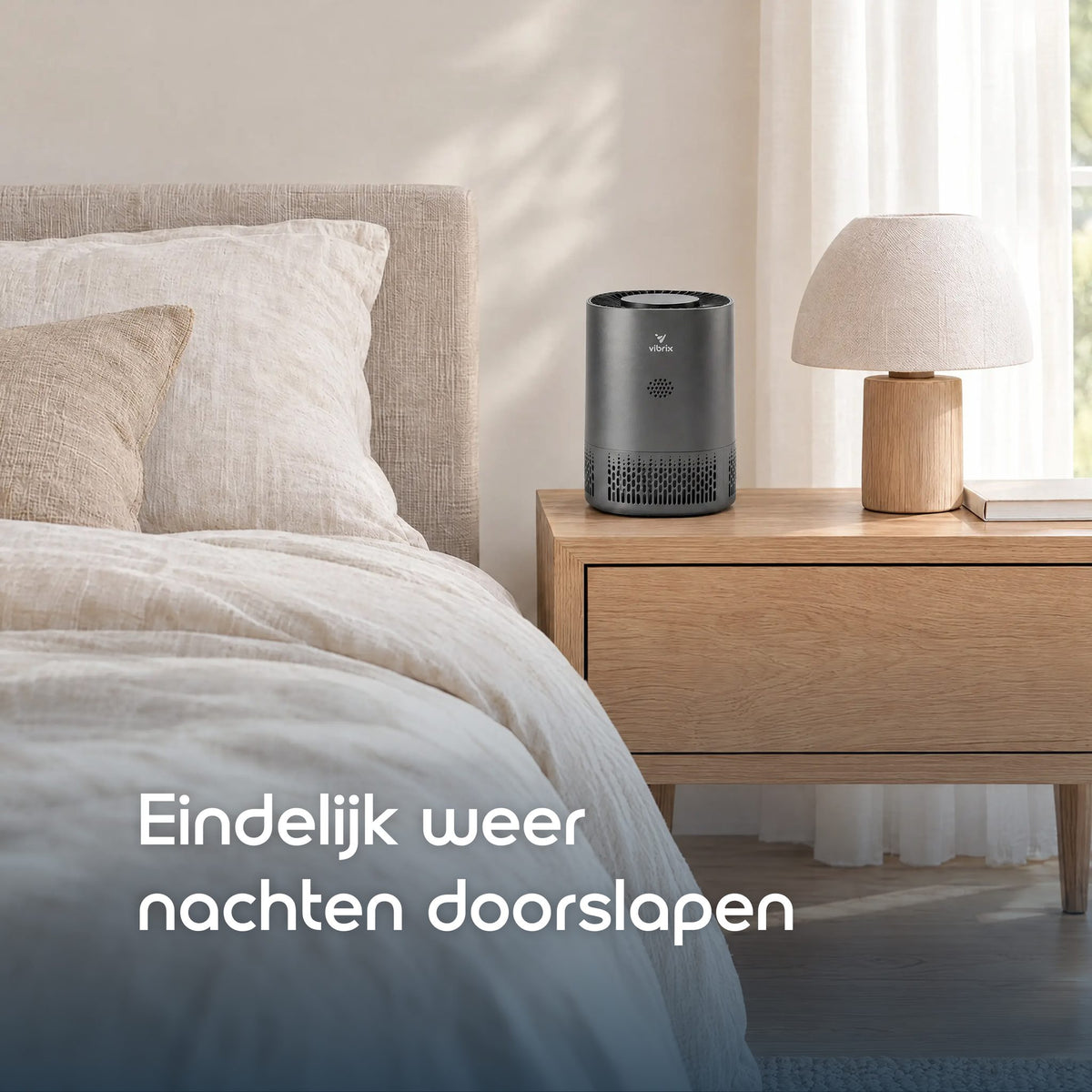 Vibrix PureFlow15 Pro luchtreiniger naast het bed in de slaapkamer voor een betere nachtrust